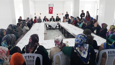 Ahat Köyü’nde Kadın Sorunları Bilgilendirme Toplantısı Yapıldı
