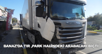 Banaz’da Tır ,Park Halindeki Arabaları Biçti