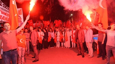  Demokrasi nöbetinde Uşak halkı Şehitler Meydanında tek yürek