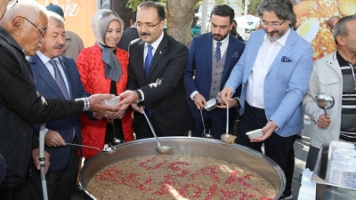 Uşak Belediyesi  Aşure   Hazırlatıp Vatandaşlara İkram Etti