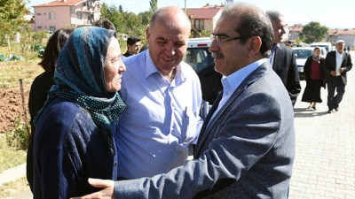  Vali Salim Demir  Banazlı şehit polis Erhan Öztürk için okutulan mevlid-i şerif ve hayır yemeğine katıldı 