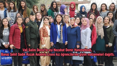 Vali Salim Demir’in eşi Nezahat Demir Hanımefendi, Banaz Şehit Sadık Kozak Anadolu Lisesi kız öğrencilerine giyim malzemeleri dağıttı.